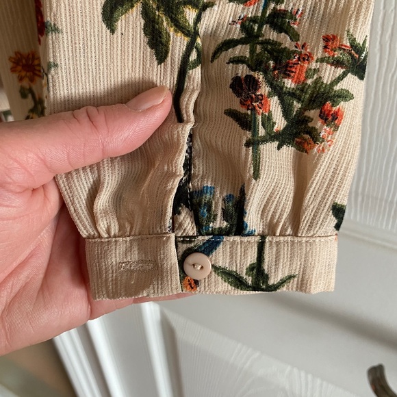 Excellent condition. Inches Measure: 25 shoulder to hem; 19 armpit to armpit. - Picture 4 of 7